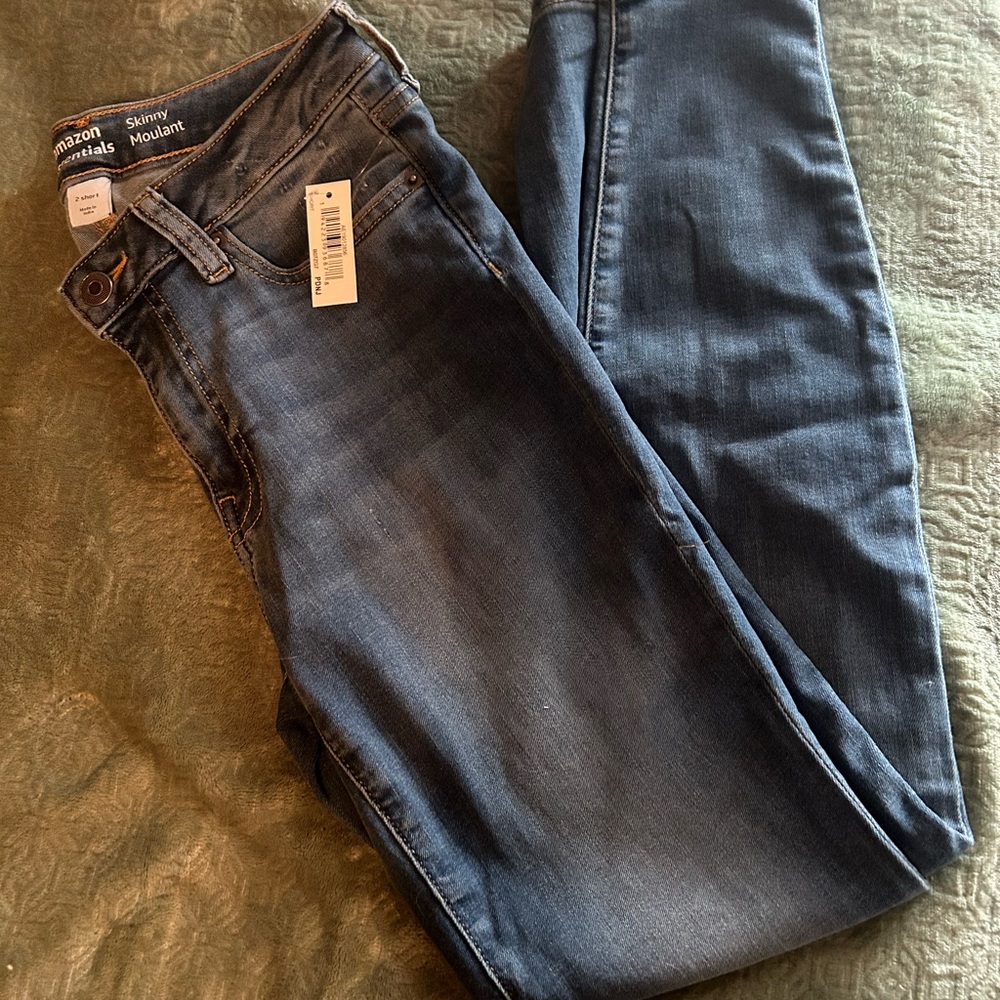 NWT Amazon Essentials Skinny Moulant Size 2 Short
